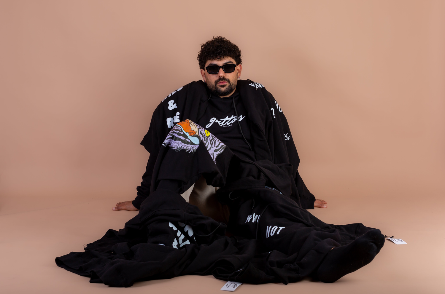JACKETS & HOODIES