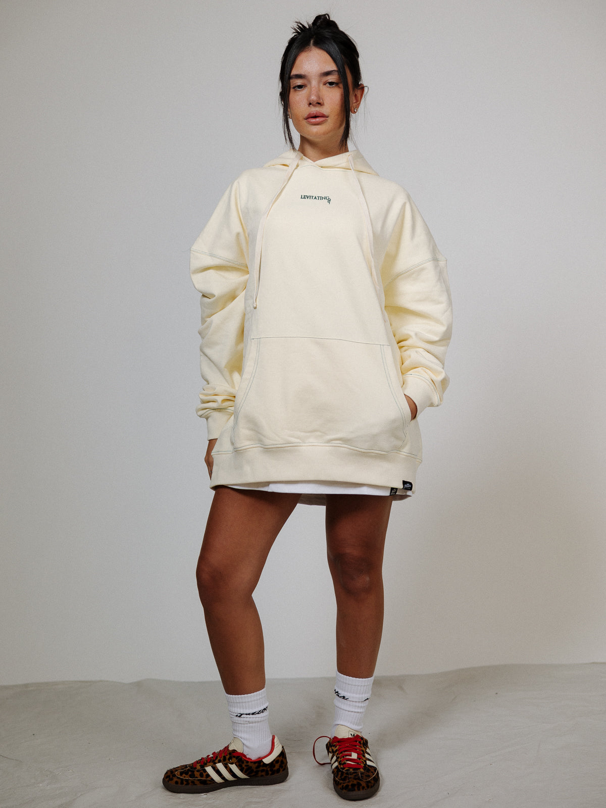 ESSENTIAL HOODIE CREAM