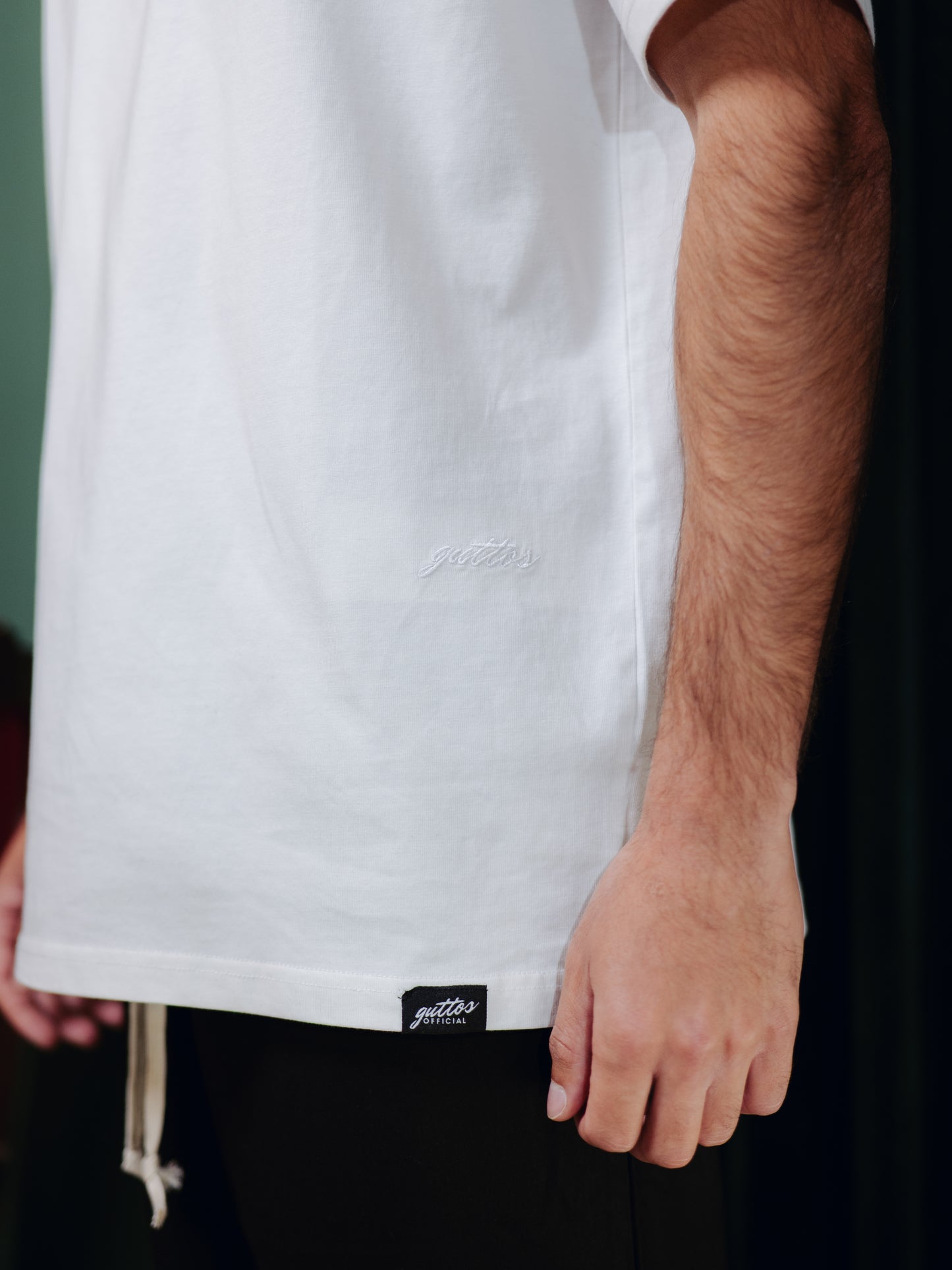 GUTTOS WHITE