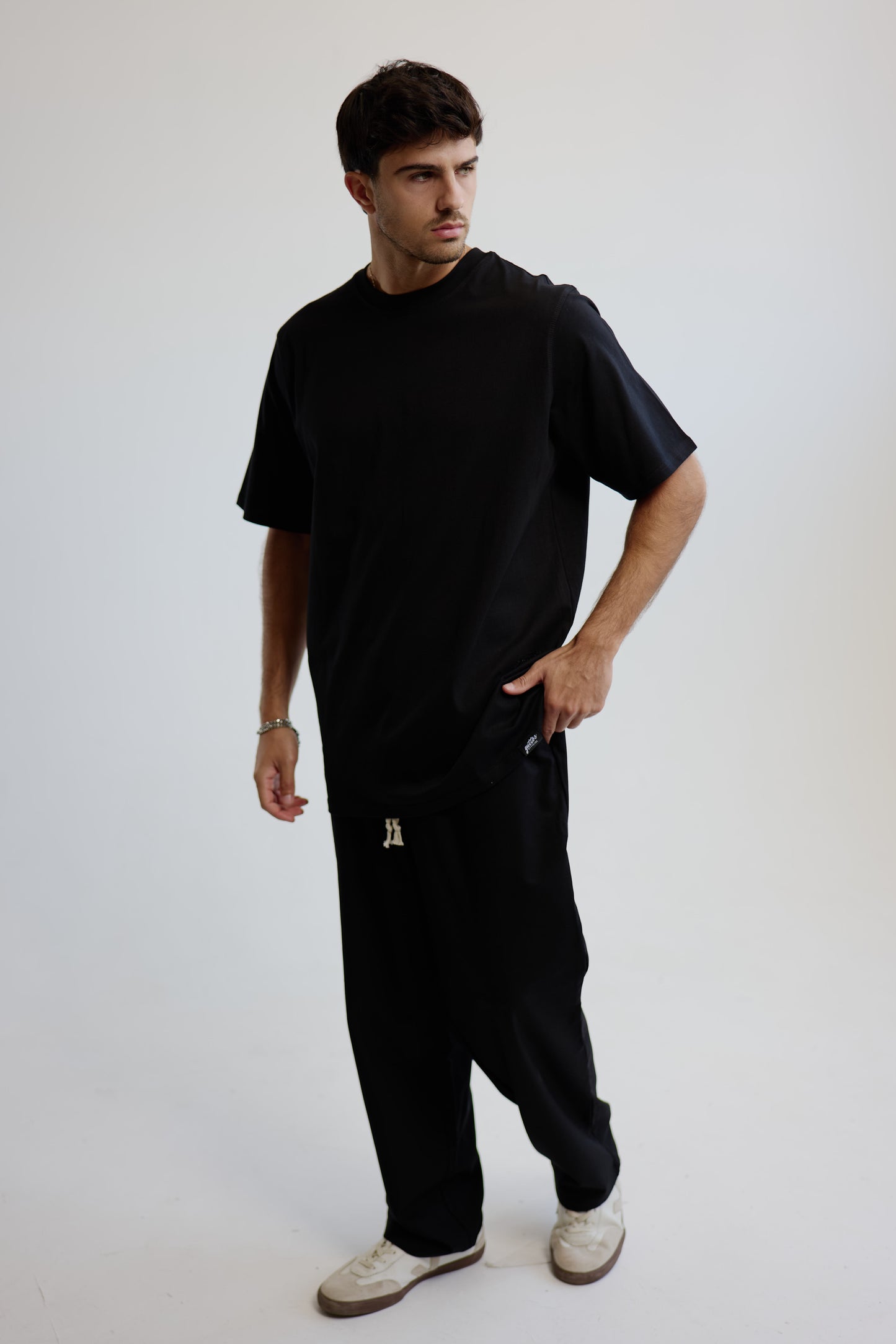 GUTTOS BLACK